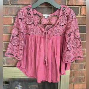 #8) American Eagle lace trimmed crop top. Excellent condition.